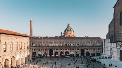 Il centro storico di Bologna: tra torri, piazze e sapori - Slide 1